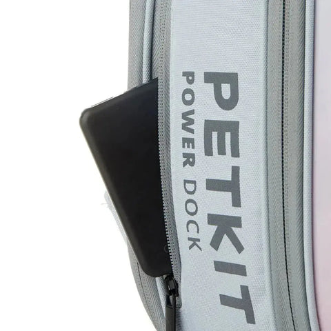 de petkit breezy reistas voor katten heeft plek voor een power bank, hier afgebeeld