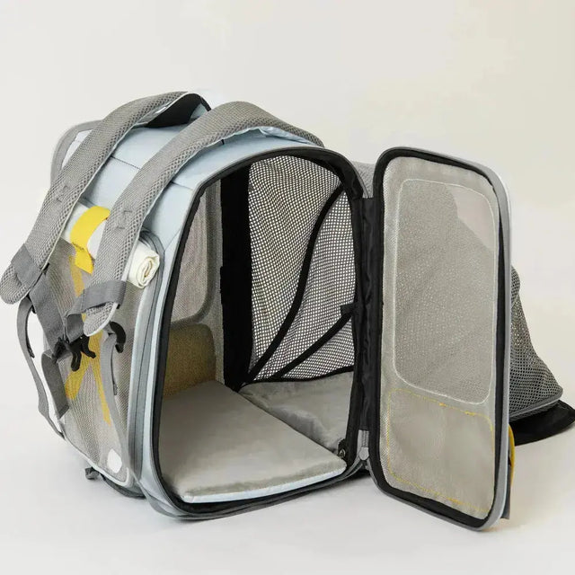 PETKIT Breezy XZone huisdierdrager geopend, toont ruim interieur en ventilatiepanelen.