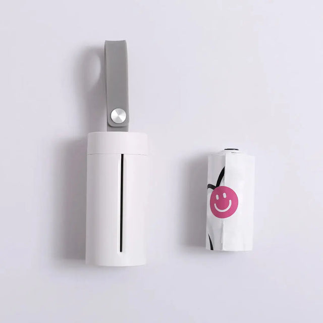 hondenpoepzakje container met daarnaast een poepzakjes rol