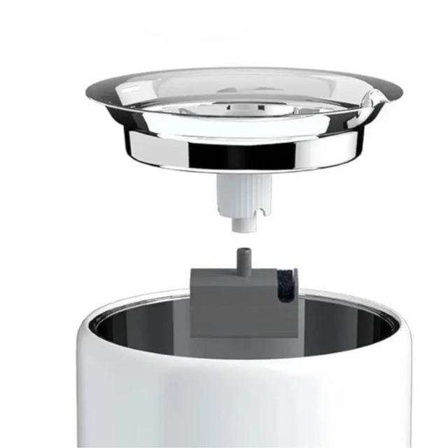 draadloze pomp is te zien die hoort bij een petkit drinkfontein