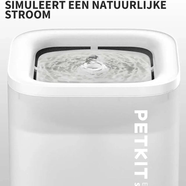 een drinnkfontein stimuleert een natuurlijke stroom water waardoor katten beter drinken. hier in de afbeelding de petkit eversweet solo se
