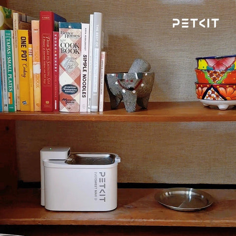 petkit eversweet drinkfontein in de boekenkast