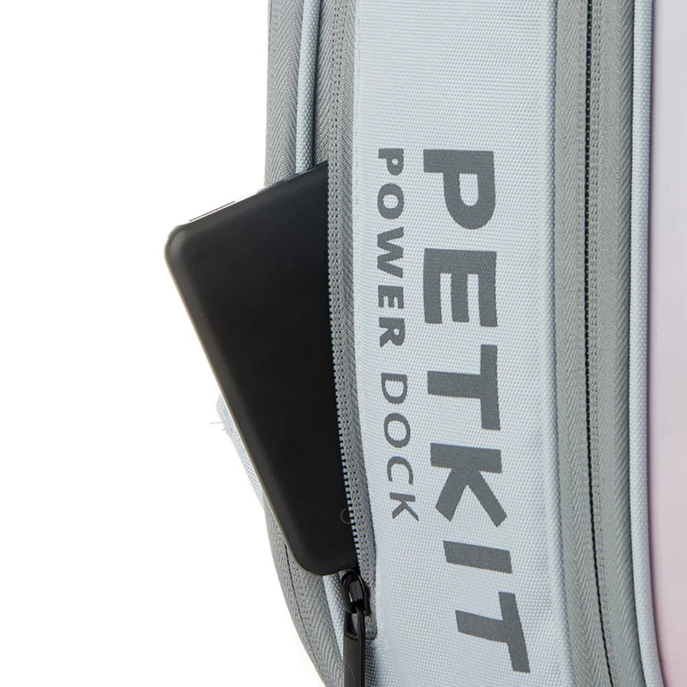 de petkit breezy reistas voor katten heeft plek voor een power bank, hier afgebeeld