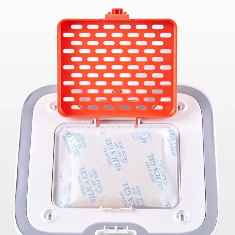 hier wordt getoond waar het zakje moet worden geplaatst in een petkit automatische voerbak