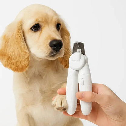 puppys nagels worden geknipt met een petkit pro nagelknipper