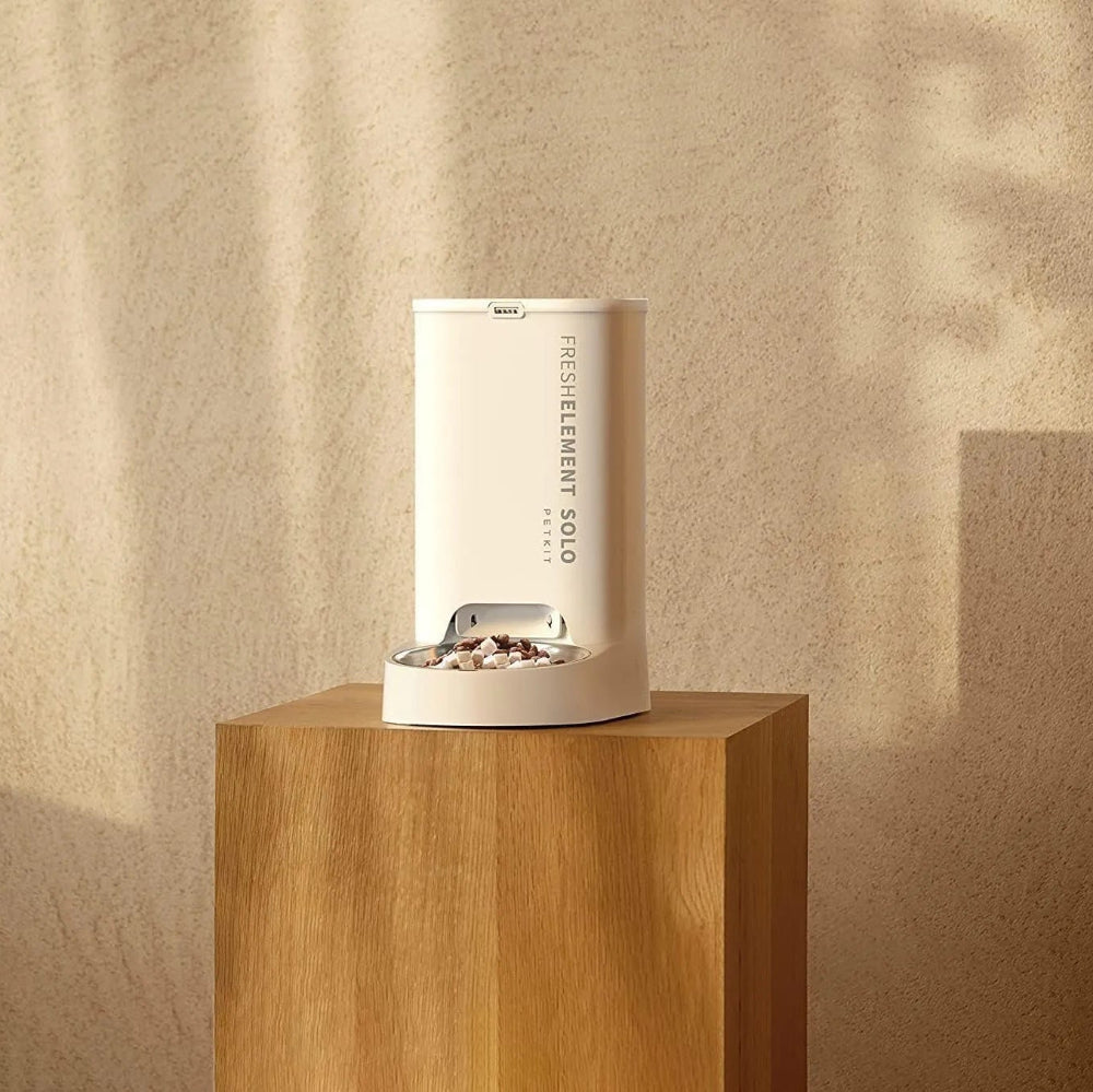 een petkit automatische voerbak fresh element solo op een pilaar