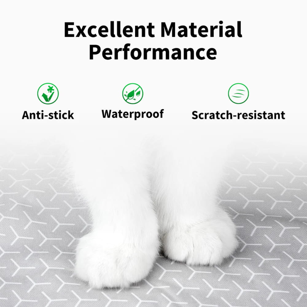 een poes staat op een kattenbakmat en laat zien dat het van goed materiaal is