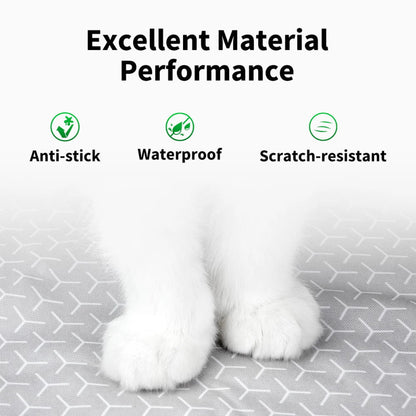 een poes staat op een kattenbakmat en laat zien dat het van goed materiaal is