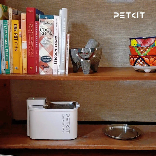 petkit eversweet drinkfontein in de boekenkast