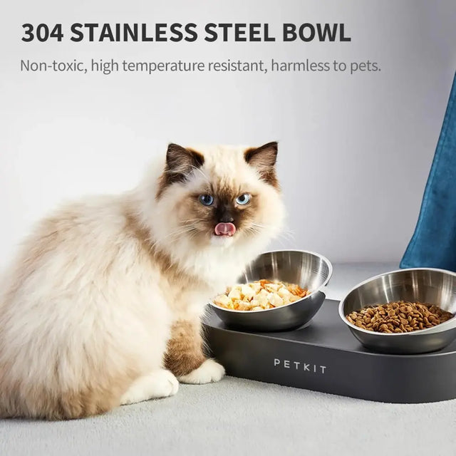 kat likt zijn lippen na het eten uit petkit voerbak rvs stalen kommen
