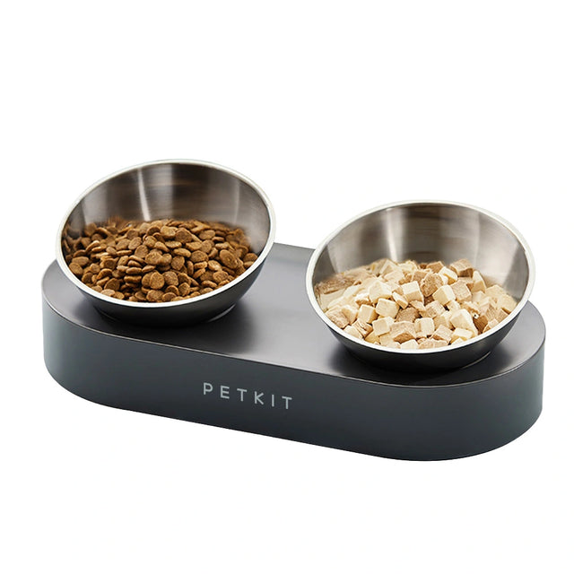twee rvs voerbakken met honden en kattenvoer gemaakt door petkit